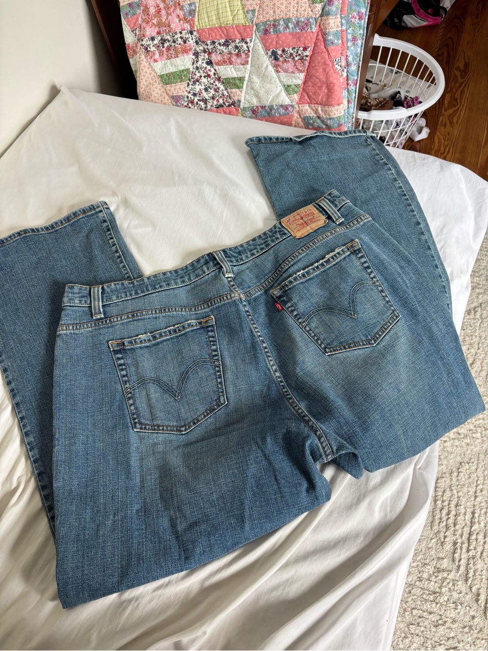 Size 24 levis y2k Jeans